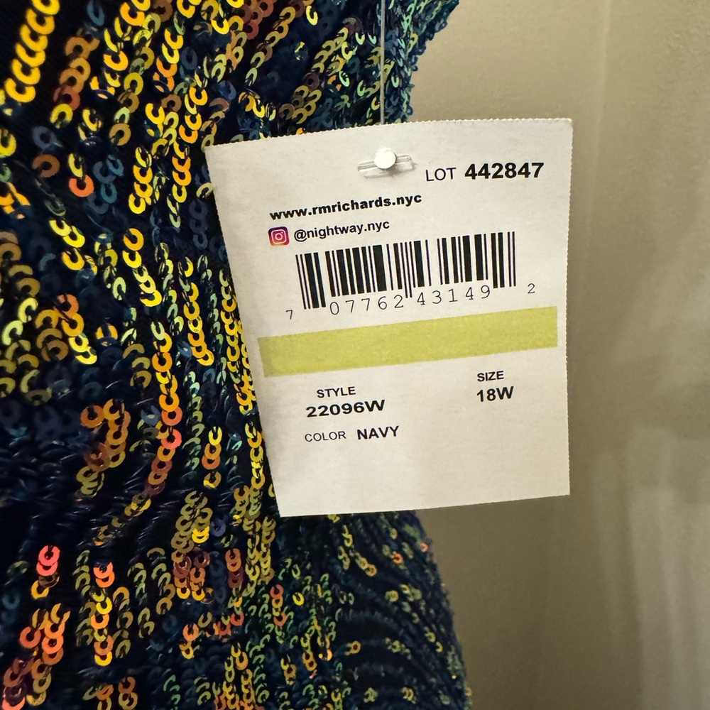 Plus Sequin Dress 🩷 - Picture 11 of 12